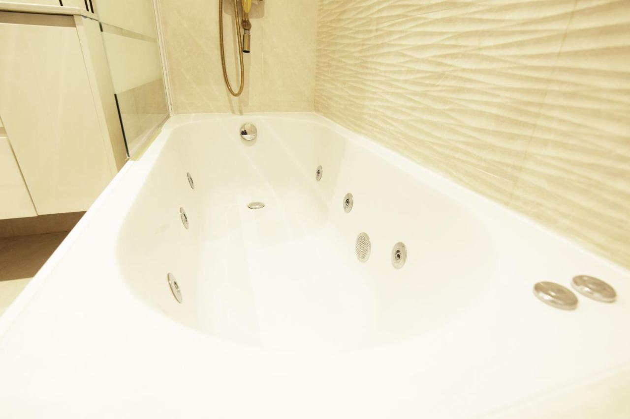 Paradise Luxurious Flat, Free Parking, 3 Double Rooms, Terrace, Jacuzzi, Fully Renovated San Sebastián Zewnętrze zdjęcie