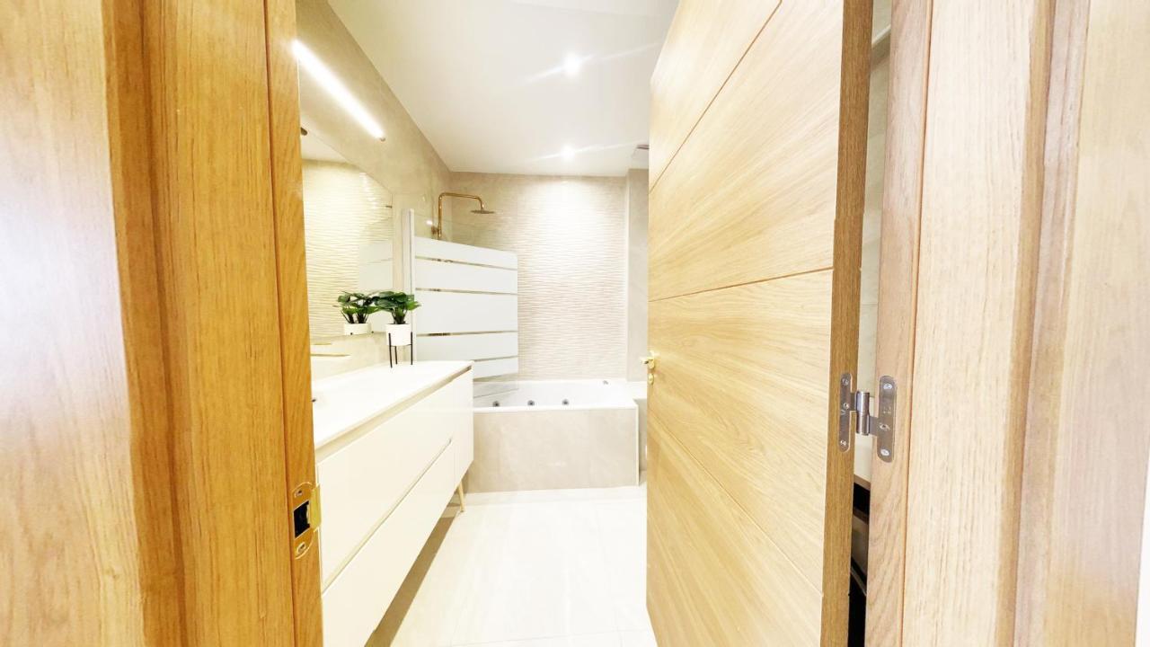 Paradise Luxurious Flat, Free Parking, 3 Double Rooms, Terrace, Jacuzzi, Fully Renovated San Sebastián Zewnętrze zdjęcie