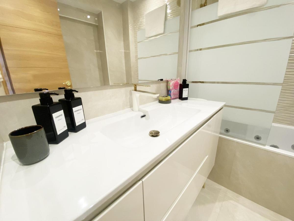 Paradise Luxurious Flat, Free Parking, 3 Double Rooms, Terrace, Jacuzzi, Fully Renovated San Sebastián Zewnętrze zdjęcie